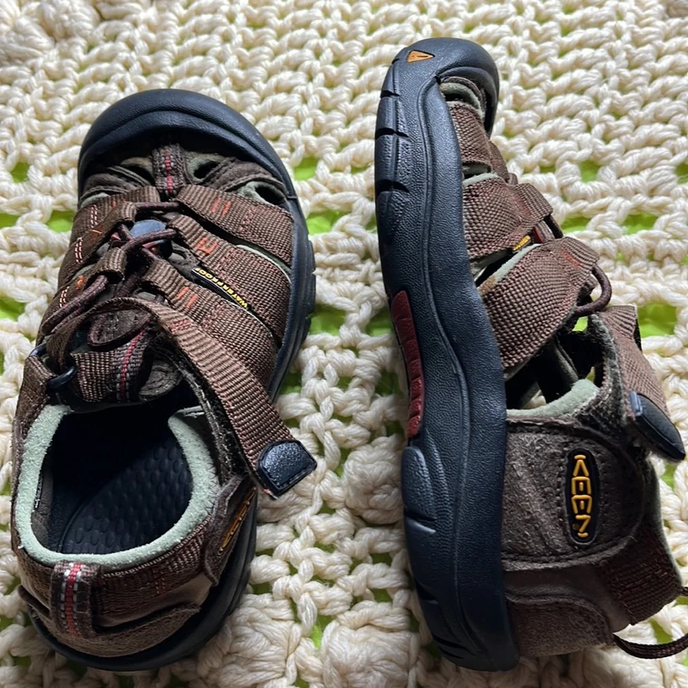 Keen-Newport Sandal waterproof suede accents rubber sole